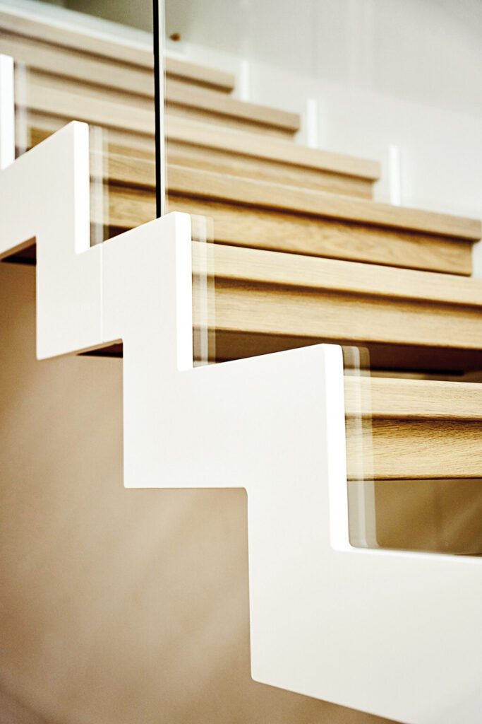 Esimerkkejä laadukkaista yksityiskohdista: kaunis portaikko.