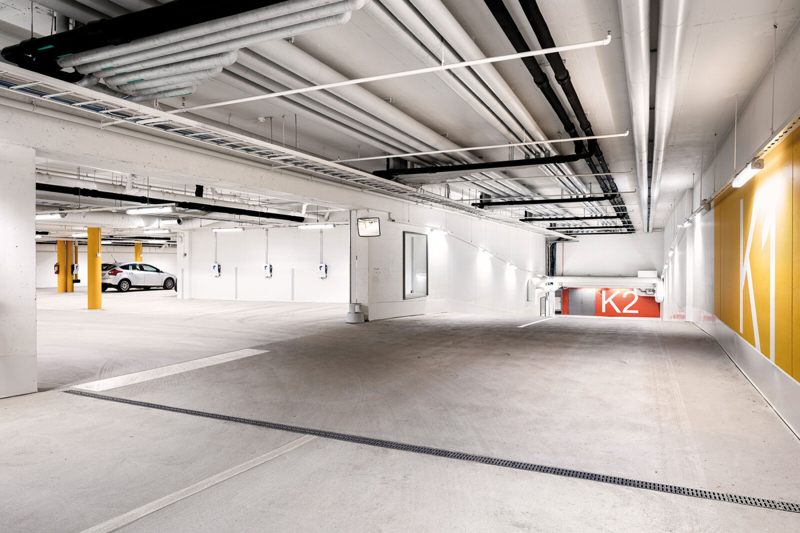Autohalleissa on reilusti autopaikkoja ja sähköautojen latauspisteitä asukkaiden käyttöön.